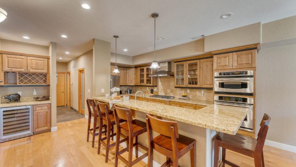 Luxe All-Season Retreat by AvantStay Prime Location Near Skiing